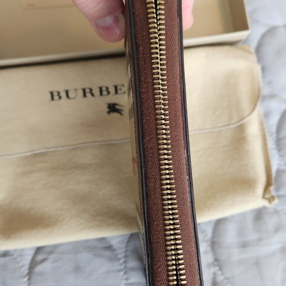 Burberry Nova Check Full-Size Zipper Wallet, with Dust Cover & Box- Authentic - Picture 6 of 13